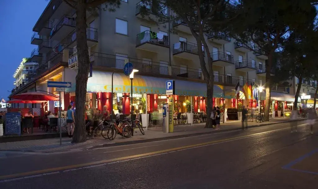 Hotel AMALFI & Restaurant Karaoke Bar