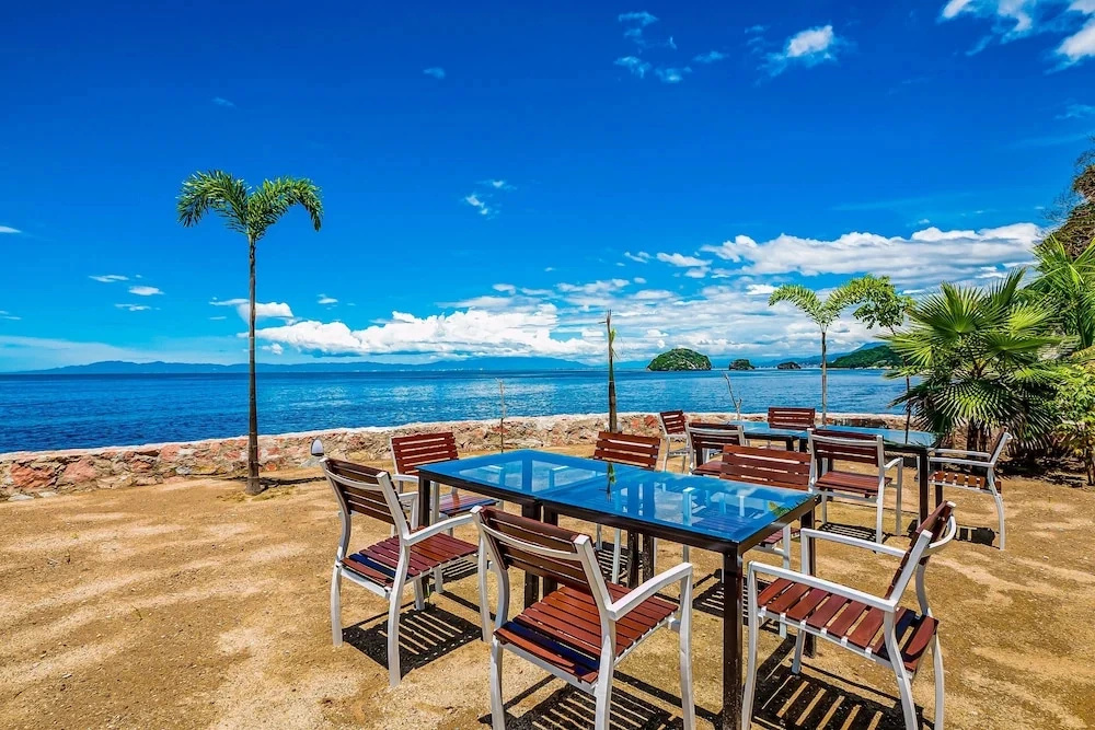 Fantastic Oceanfront Apartment With Balcony, Pool & Central AC