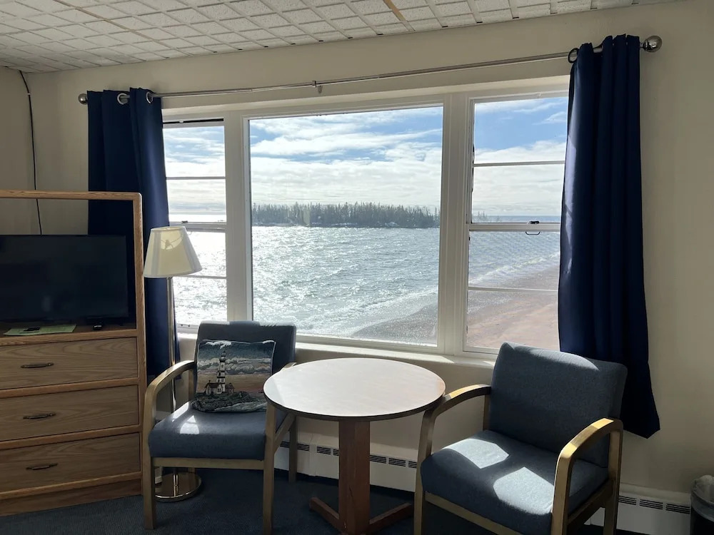 The Shoreline Inn
