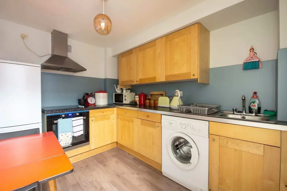 Converted Tea House With Retro Vibes In Lively Leith