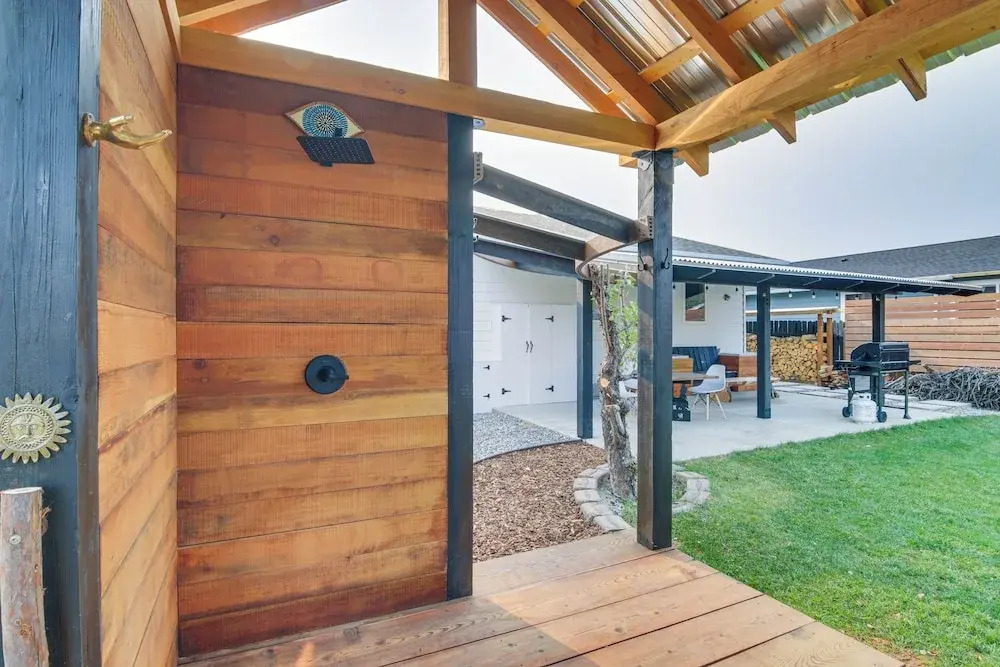 Sauna, Gas Grill & More! Belgrade Duplex