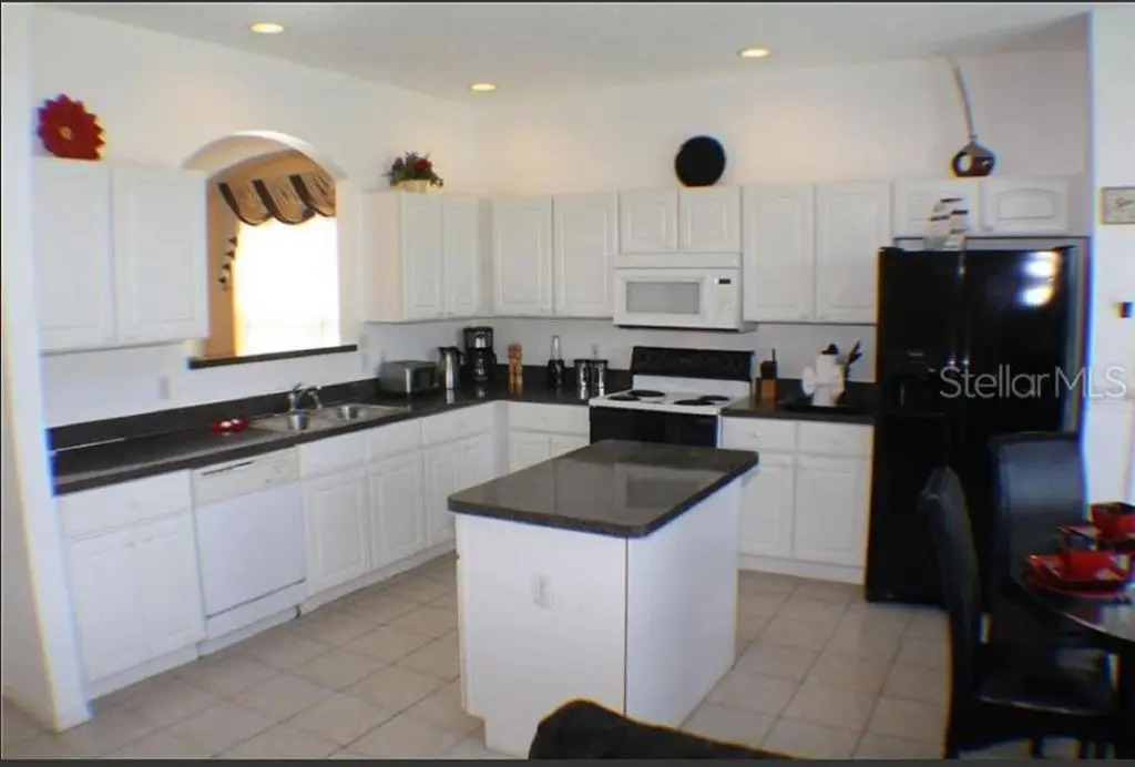 7 Bedroom, 4.5 Bath & Enclosed Pool. Lake View and 3 Miles to Disney!