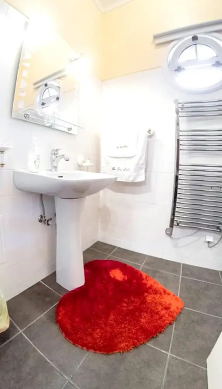 Studio in Caniço, With Shared Pool, Enclosed Garden and Wifi - 1 km From the Beach