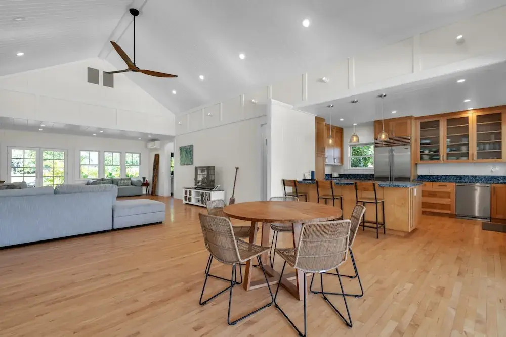 Gorgeous Renovated 1937 Plantation Style Beach House 50 Steps to the Center of the Beach home