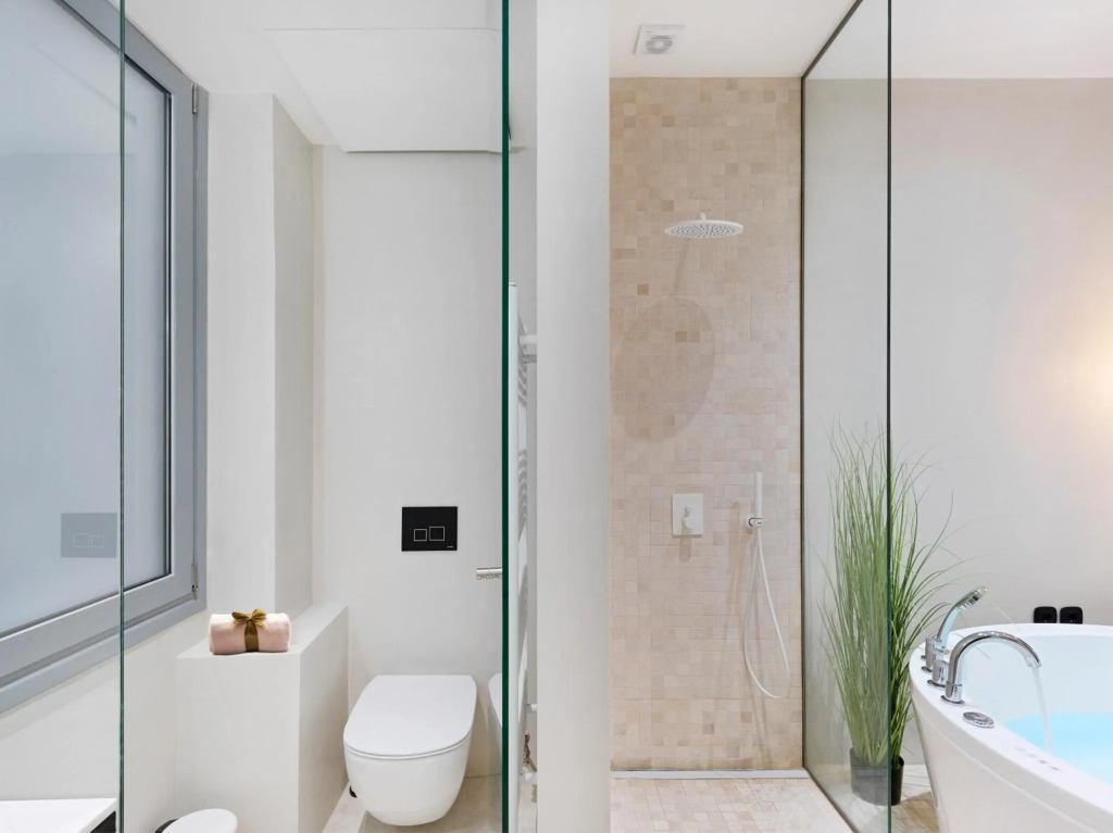 5 star lux suite in Kolonaki.