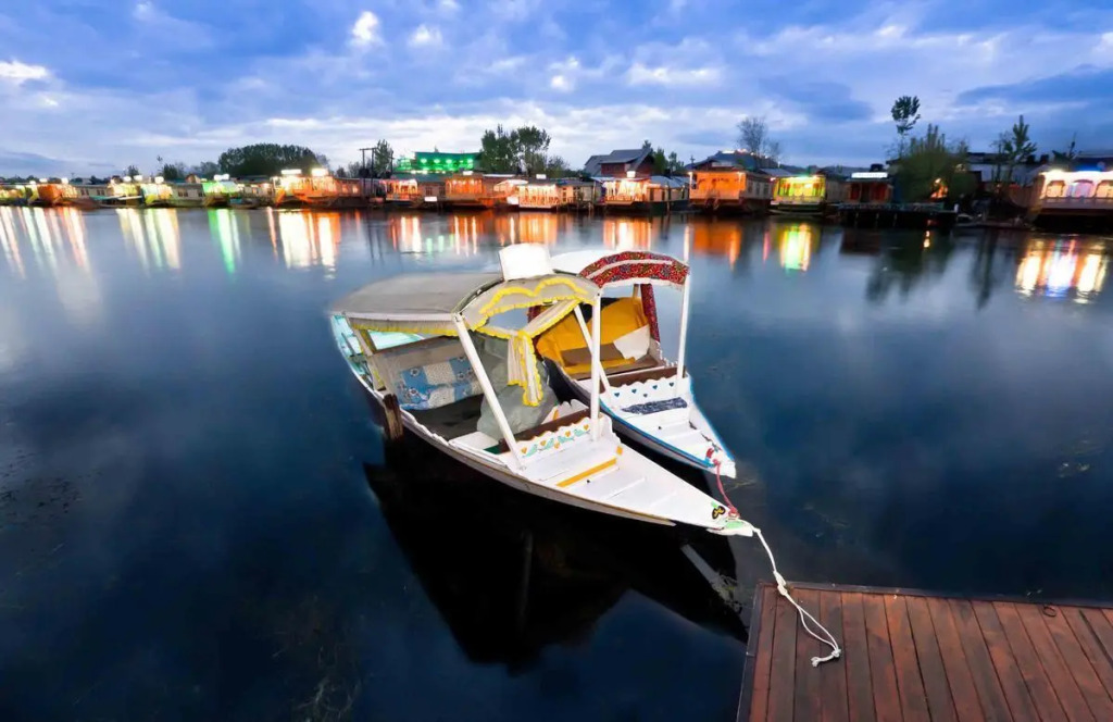 Holiday Inn Group of Houseboat