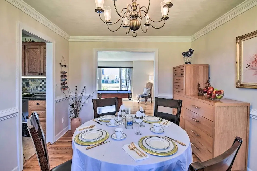 Spacious Chesapeake Home w/ Pool Table