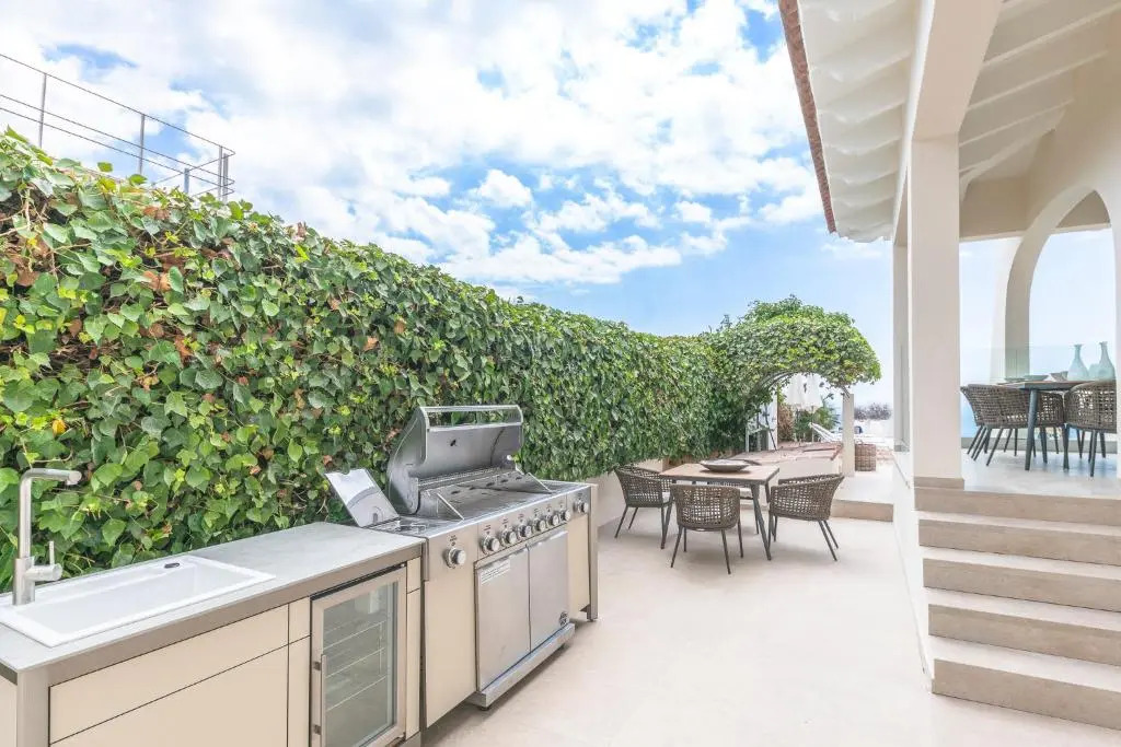 Villa Luna, exclusiva villa con vistas y acceso privado al mar en zona residencial