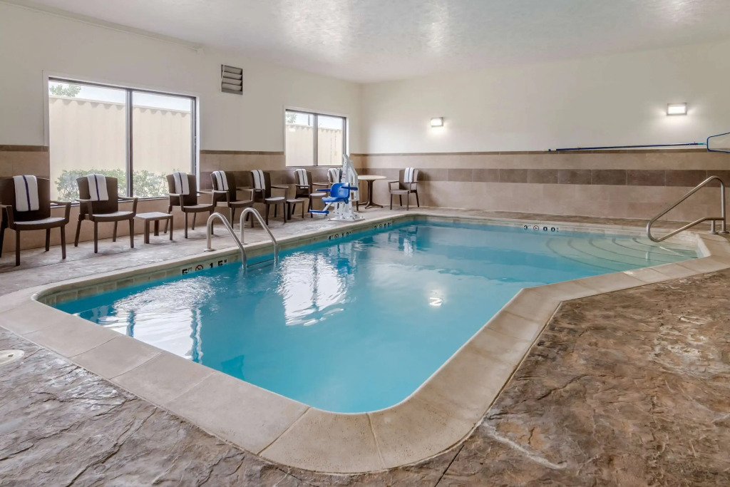 Comfort Suites Speedway - Kansas City