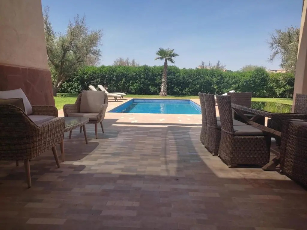 Villa isolée 4 façades avec piscine