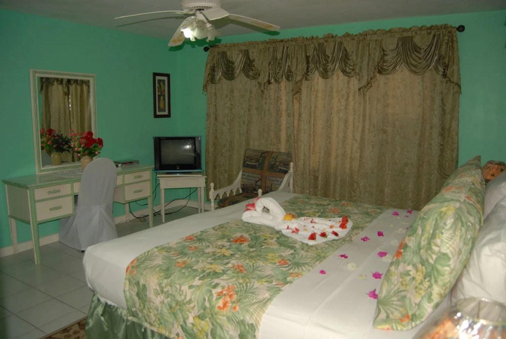 Pink Hibiscus Bed and Breakfast
