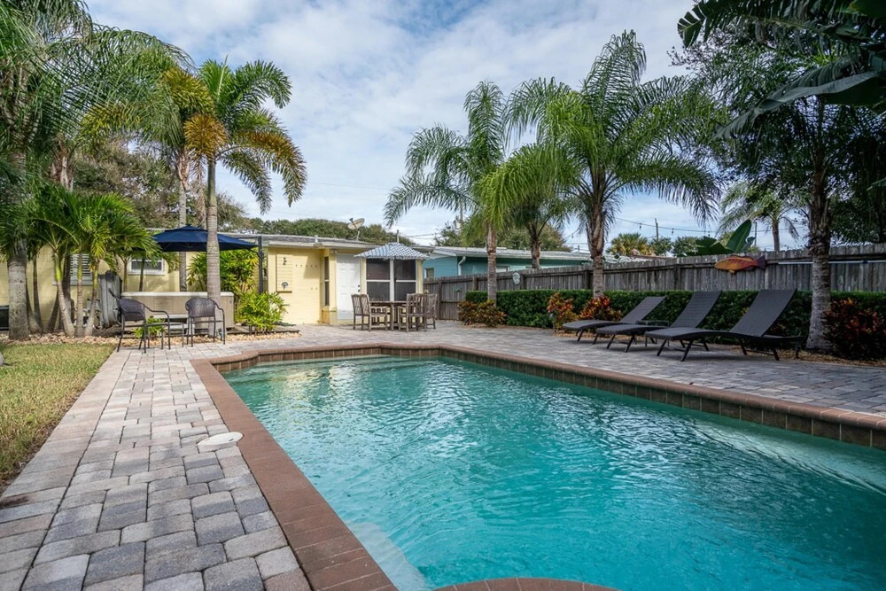 Turtle s Nest Pool Home Hot Tub Walking Distance to the Beach - 821 E 11th