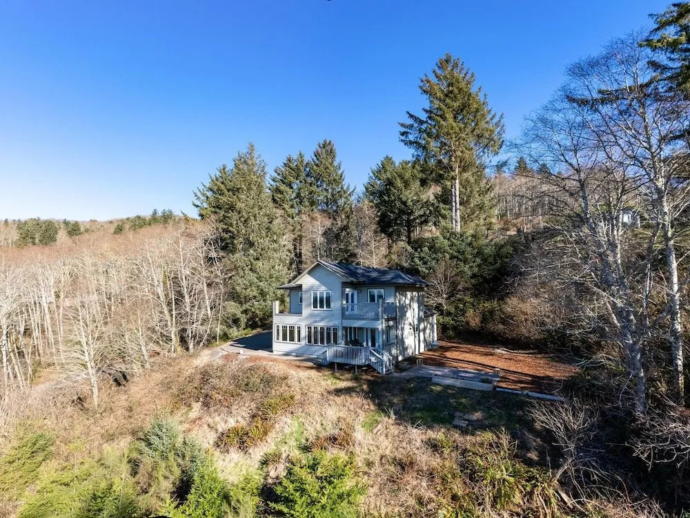 Stunning Bay and Ocean Views with Soaking Tub - Serene Coastal Escape