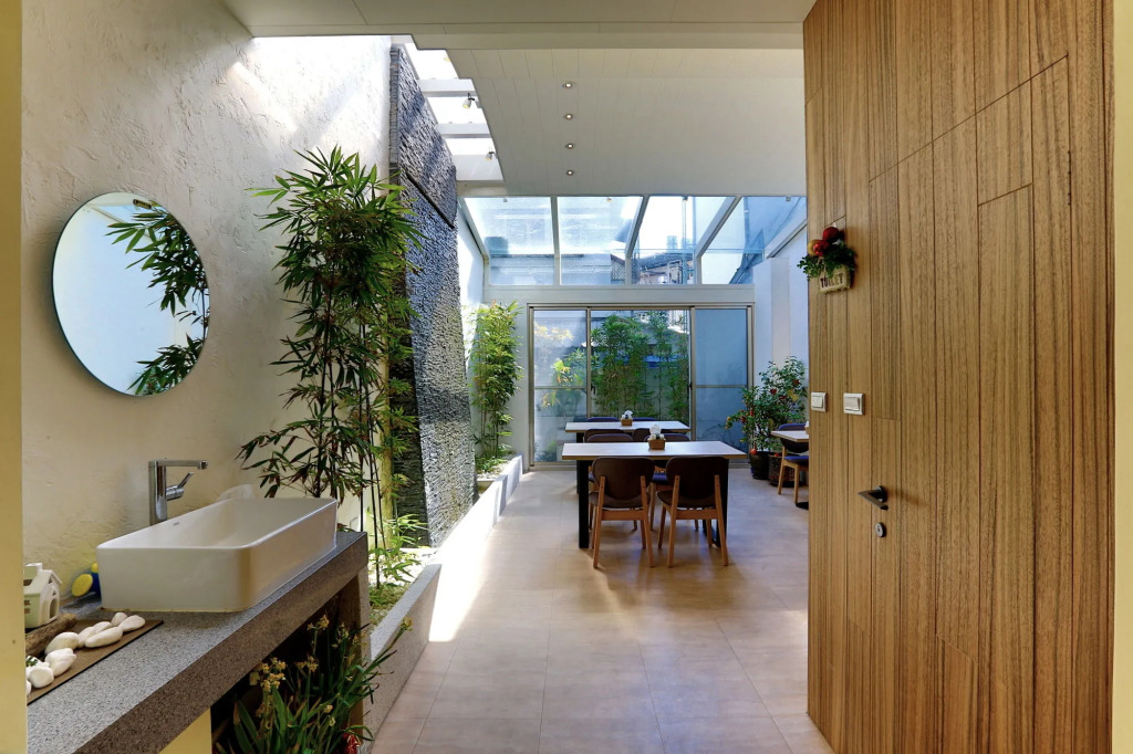 Station 100m B&B