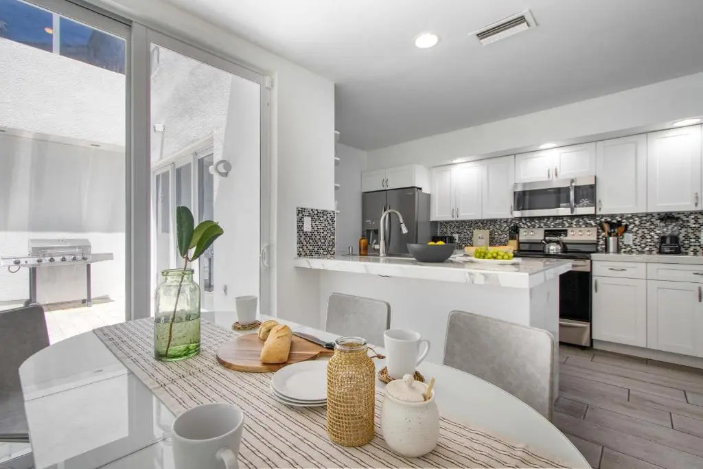 Sea Breeze by Avantstay Across From Fort Lauderdale Beach Pool Out Door Dining Fire pit