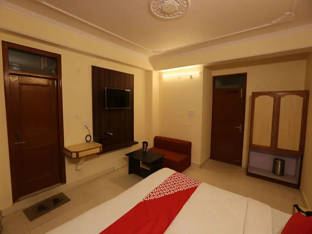 OYO 14212 Tanwar Regency