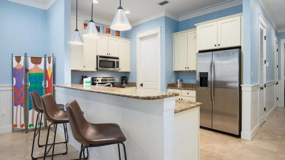 Artist's Getaway ~ Large Screened Porch ~ Golf Cart & PET Friendly