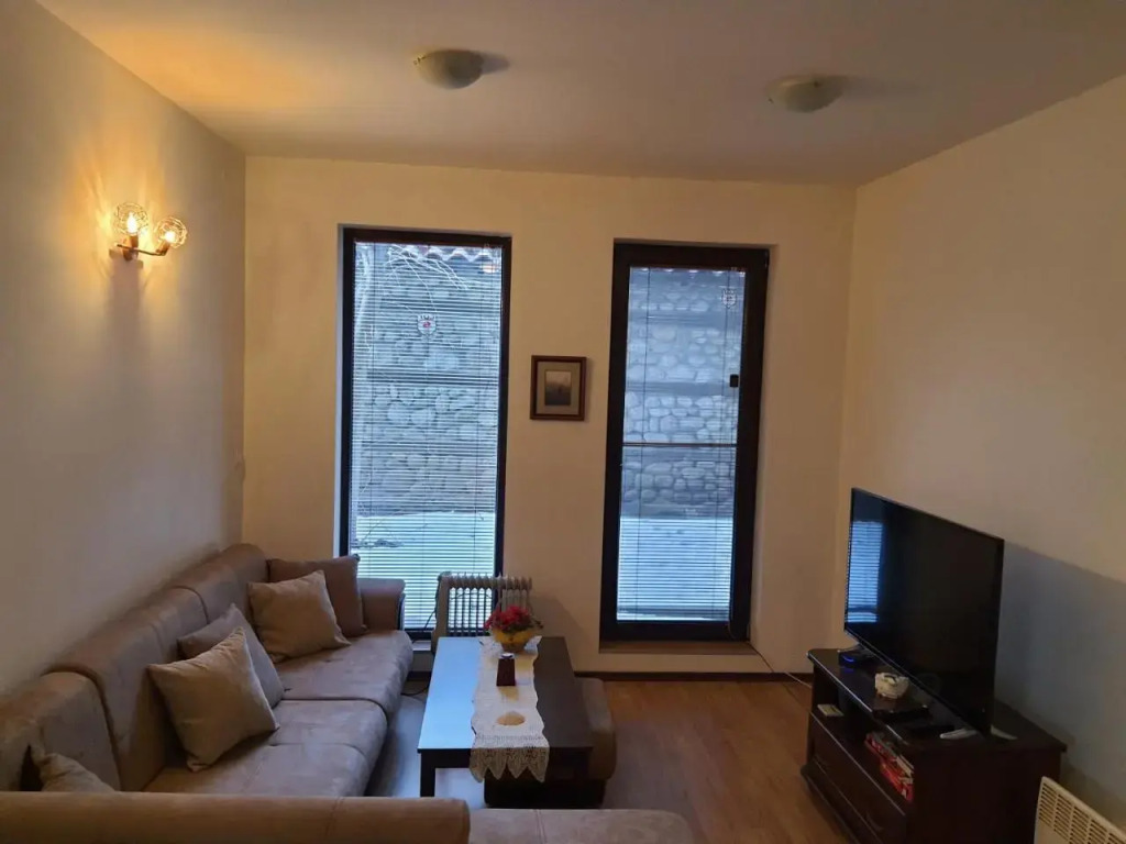 Homey 1-bed condo, fastest internet, free parking