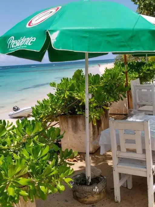 Casa Iris - Lovely 1 bdrm condo with pool; steps to the beach