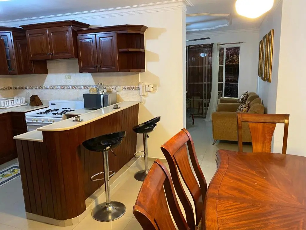 1 DR Huge cozy 3bedroom apartment to stay