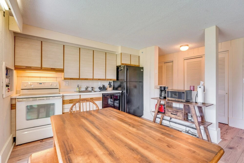 Ski-in/ski-out Bromley Mtn Condo: Wood Fireplace!