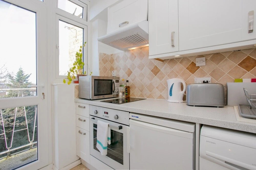Studio Apartment in Putney With Balcony Sleeps 2