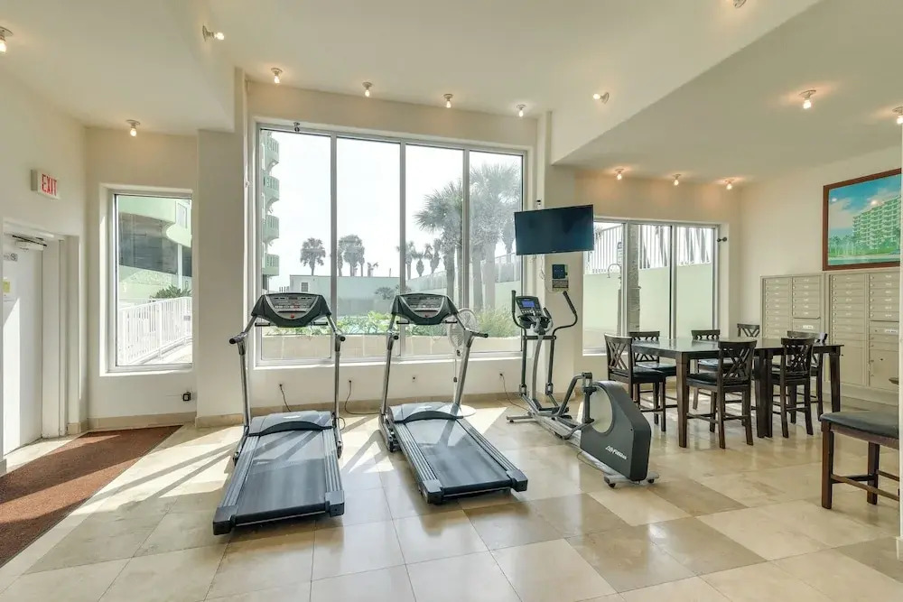 Pool Access, Walk to Beach: Galveston Condo!