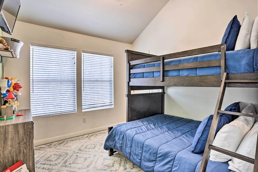 5 Mi to Big Bear Lake: Cozy Cottage w/ Hot Tub