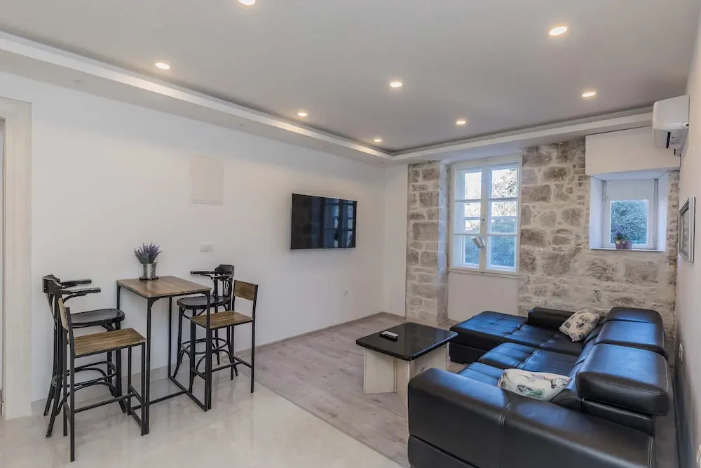Spacious seafront apartments Karlo