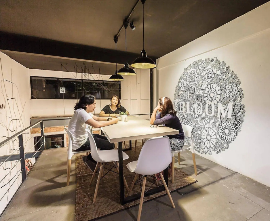 BLOOMZ HOSTEL