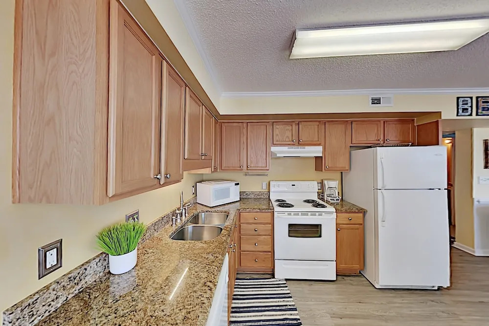 Top-floor Beachfront W/ Pool & Balcony 2 Bedroom Condo