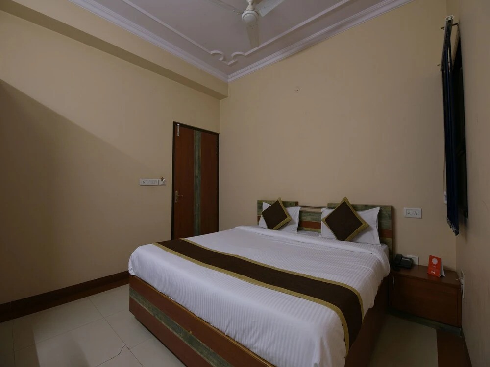 OYO 11923 Hotel Rajdhani Palace