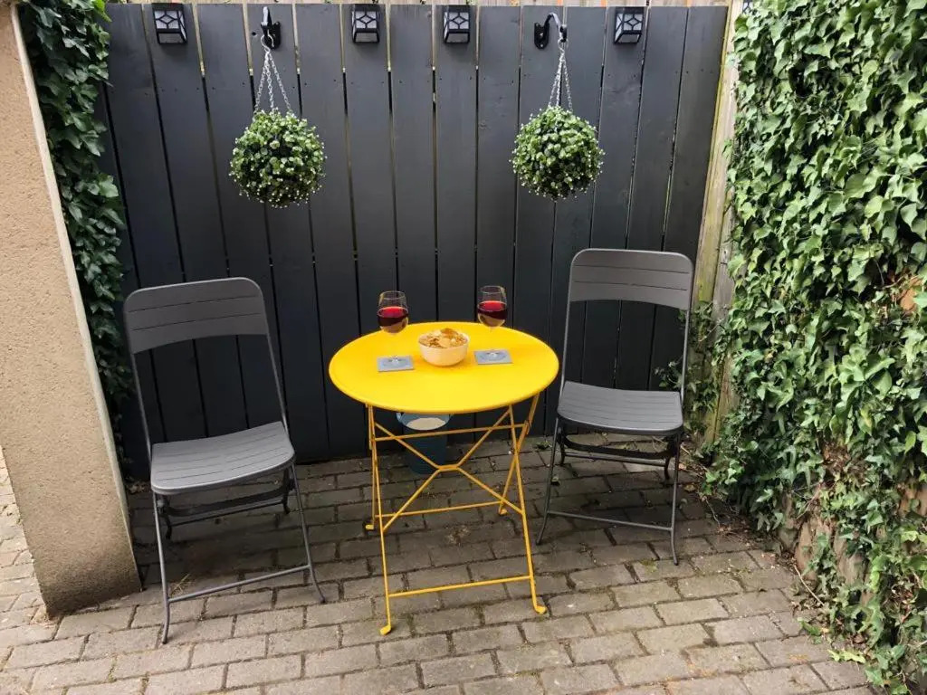 City Centre Townhouse-3 Bedrooms & Parking - Excellent Location
