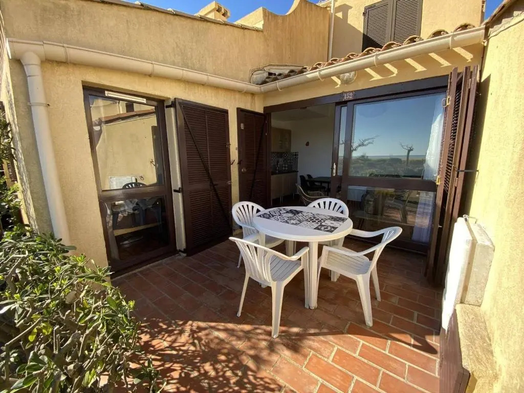 Villa T2 Front de Mer avec Terrasse à Port Leucate - 4 Couchages, Parking Privé, Plage à Pieds - FR-1-81-515