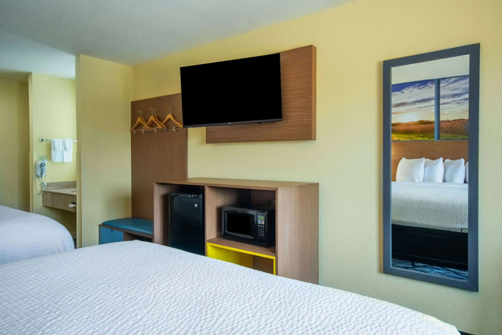 Days Inn by Wyndham Evansdale Waterloo
