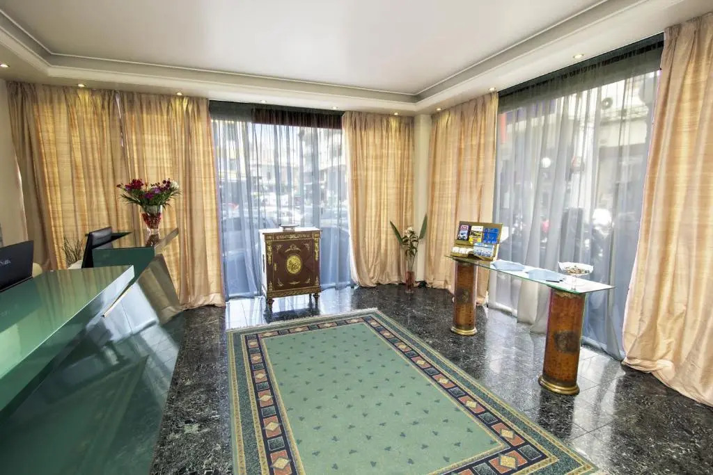 Triton Hotel Piraeus