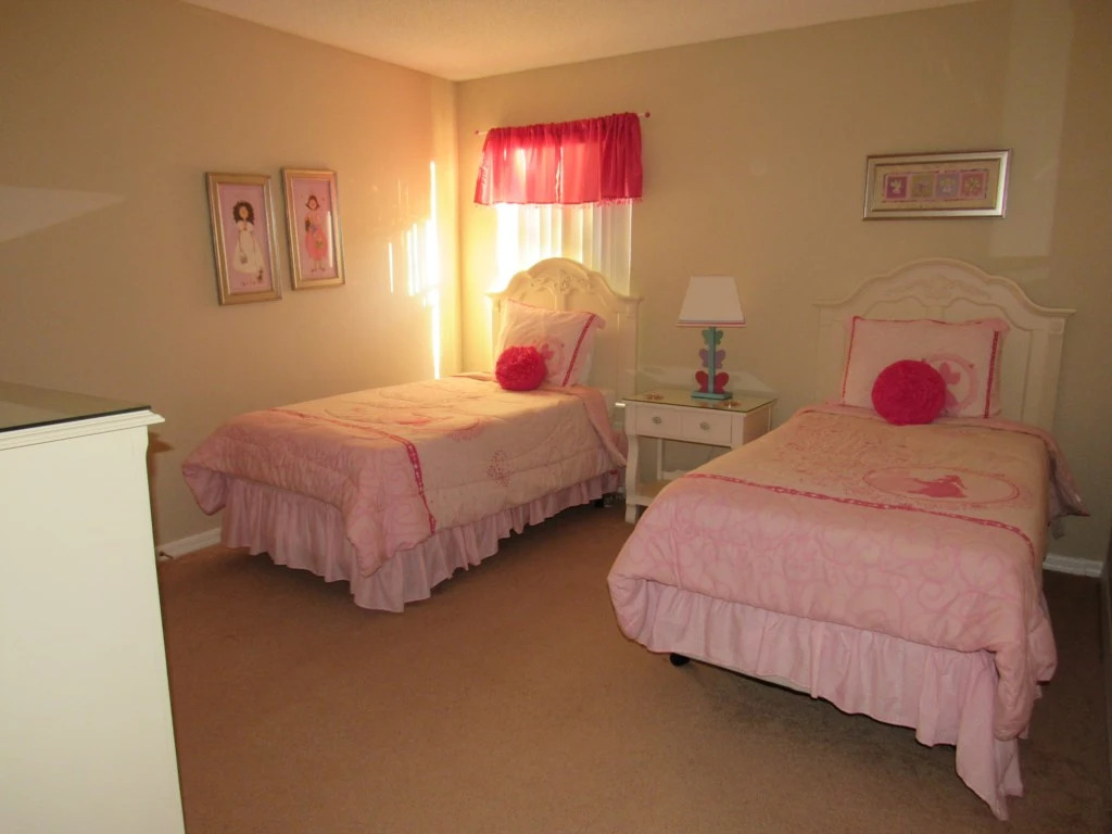 Spacious Pool and Spa home with Games Room, Davenport, US