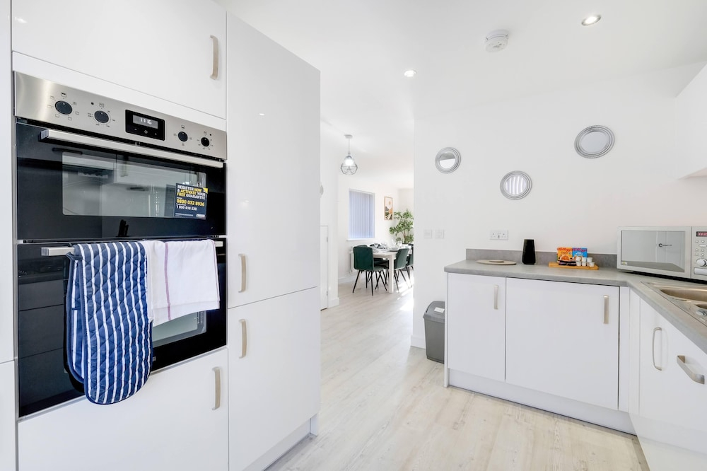 Luxaura 5 Bedroom 3 Bath Service House w/ Parking