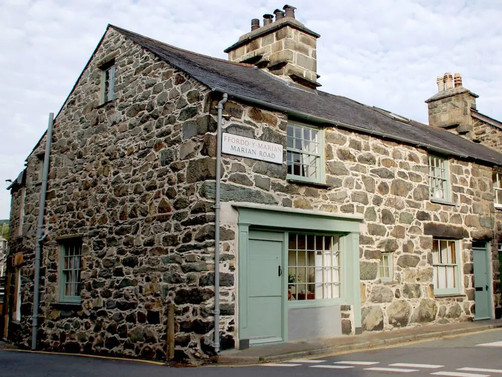 Monumental Stone House in the Centre of Dolgellau in Snowdonia National Park