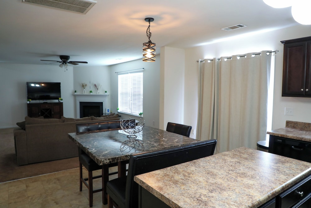 Modern 4 Bedroom Home Near Uptown