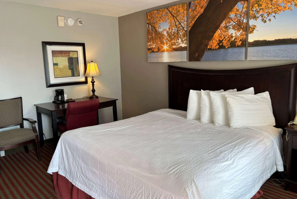 Lamplighter Inn & Suites Pittsburg