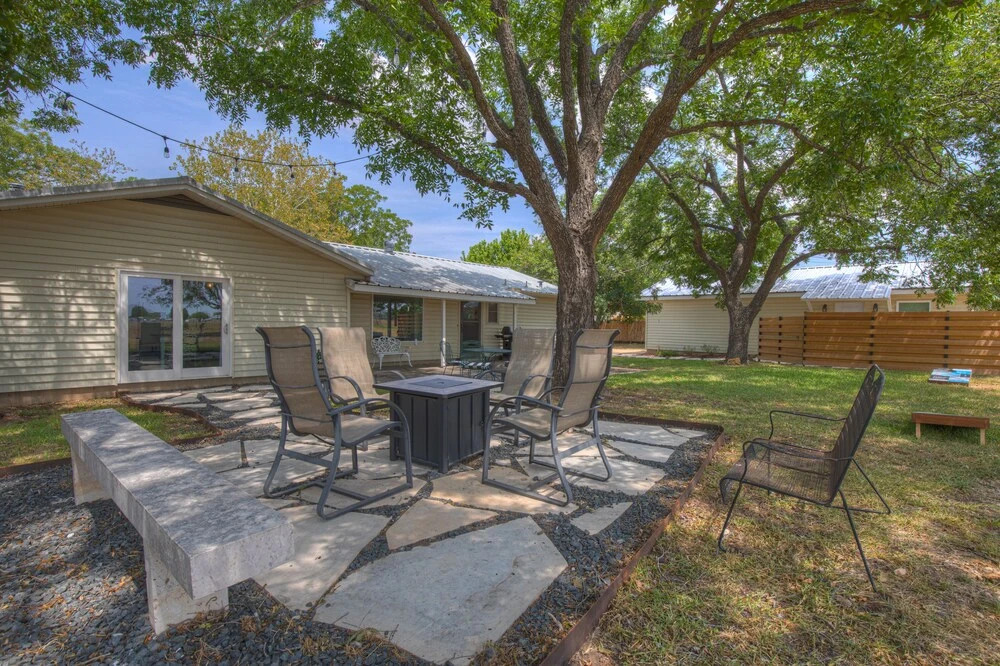 Spacious Home - Fire Pit, BBQ and Outdoor Seating!