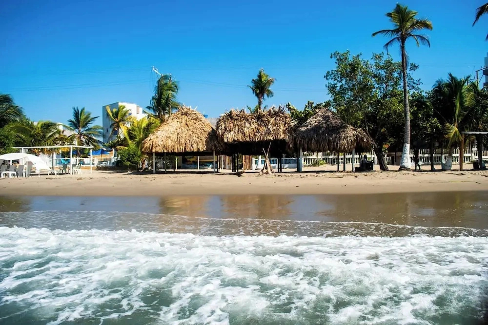 Spacious Coveñas Cabin 4 Bedrooms, Close to Beach, Pet-friendly