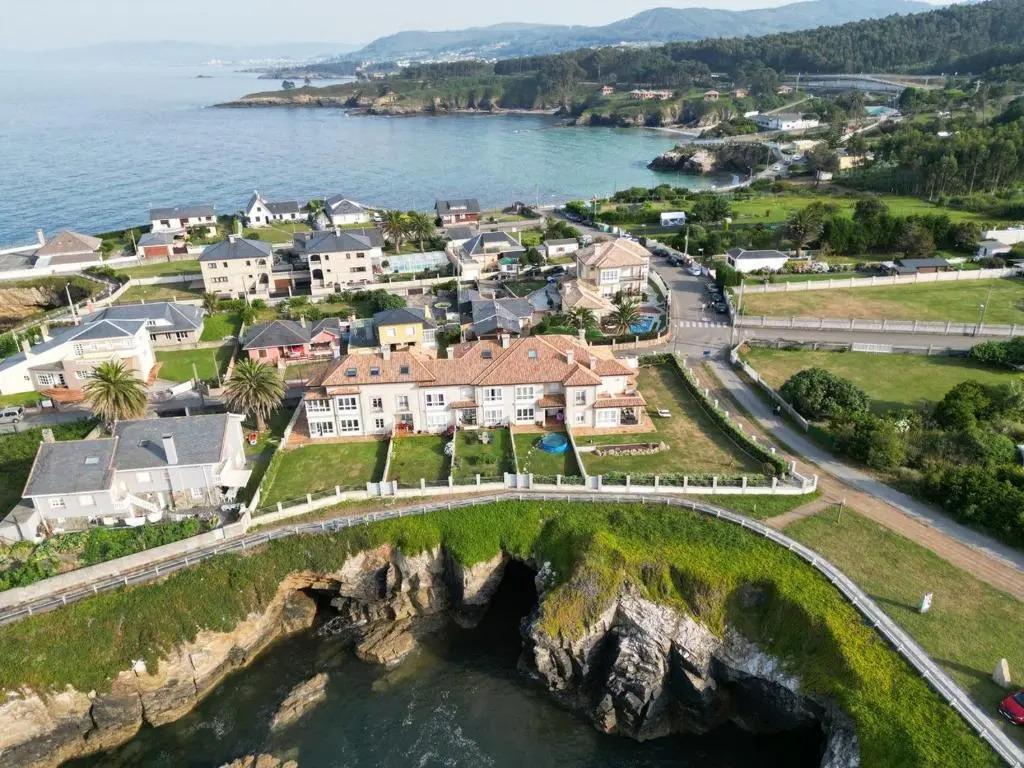 Chalet Pareado con Jardin en 1ª Linea de Mar
