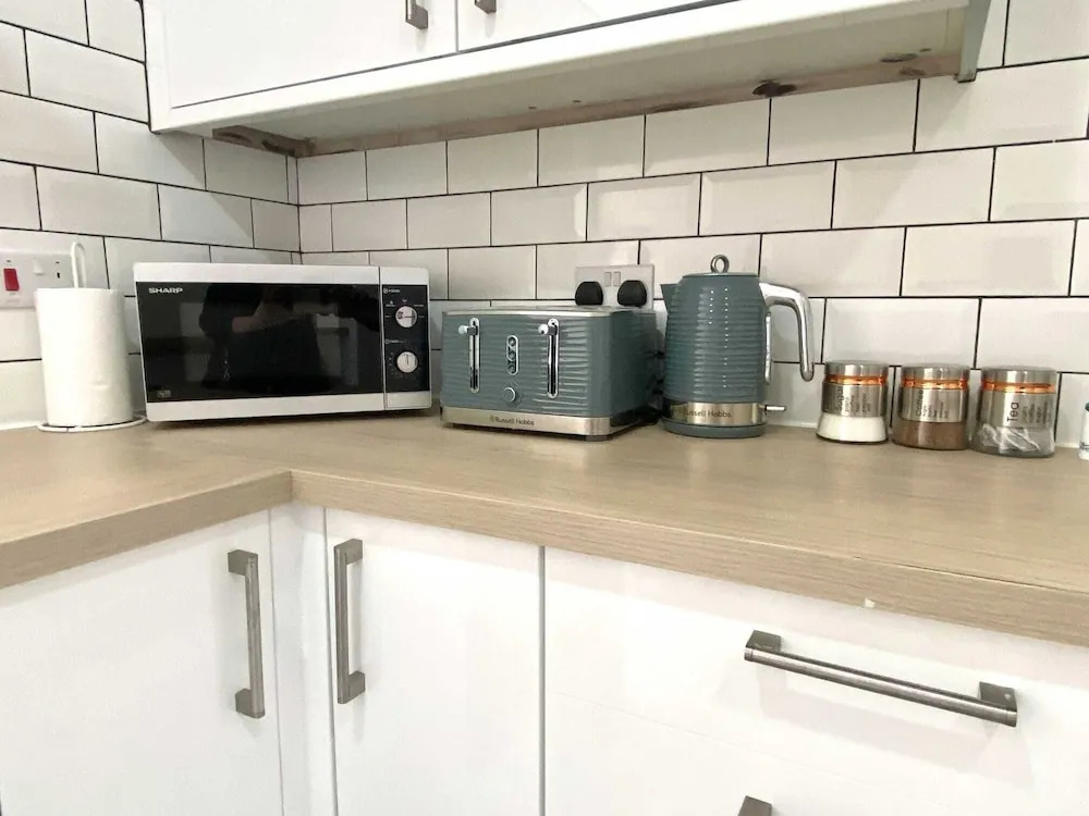 2 Bed Town Centre Free Park Wi-Fi Garden