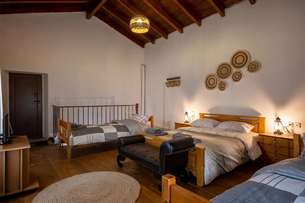 Walnut tree Villa Ano Archanes-10km from Heraklion