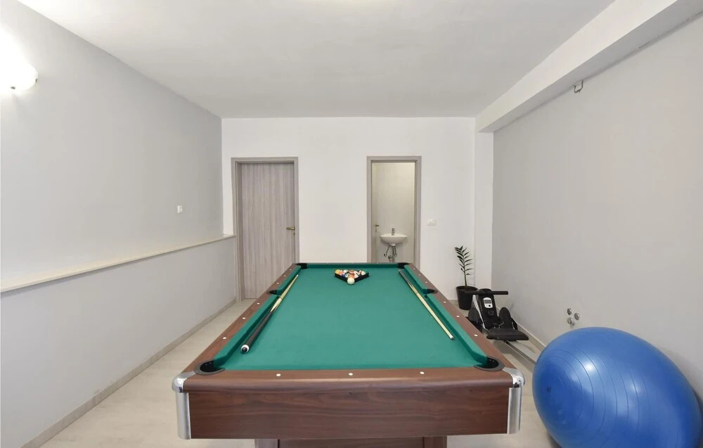 Nice Home in Duce With Wifi and 10 Bedrooms
