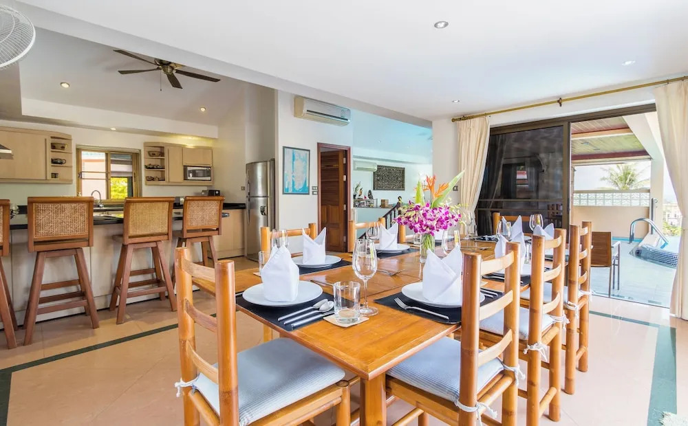 Luxury Four Bed Villa Jasmine, infinity pool, full staff , chef and breakfasts