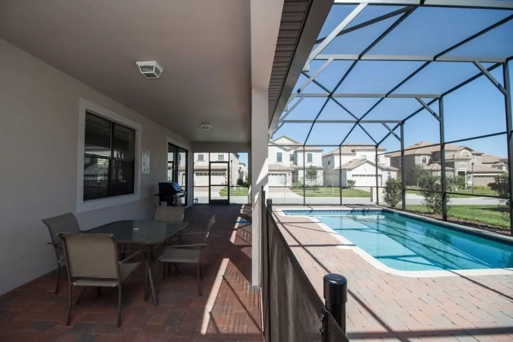 5 bedroom home with private pool