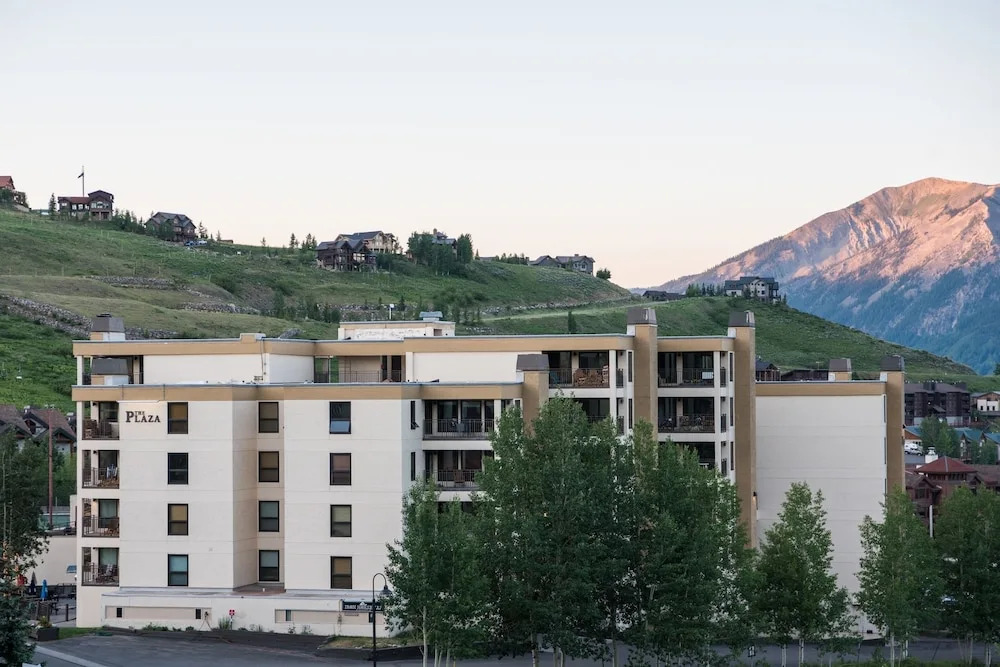 Recently Updated Plaza  3 Bedroom Condo - No Cleaning Fee! by RedAwning